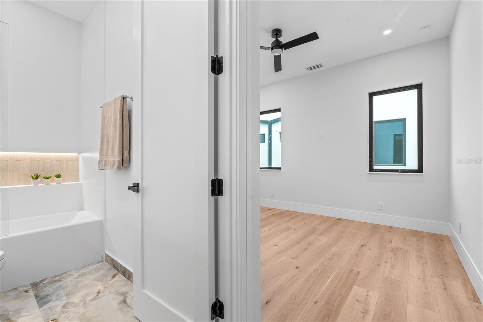 Listing photo id 17 for 1683 Siesta Drive