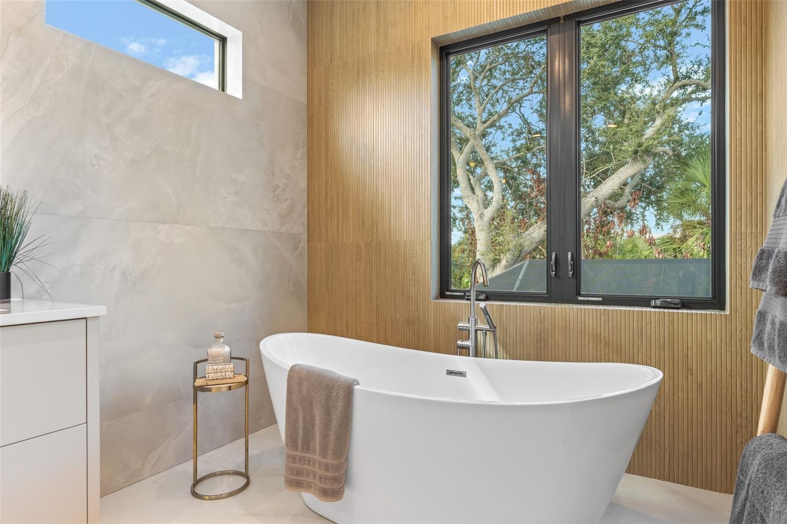 Listing photo id 21 for 1683 Siesta Drive