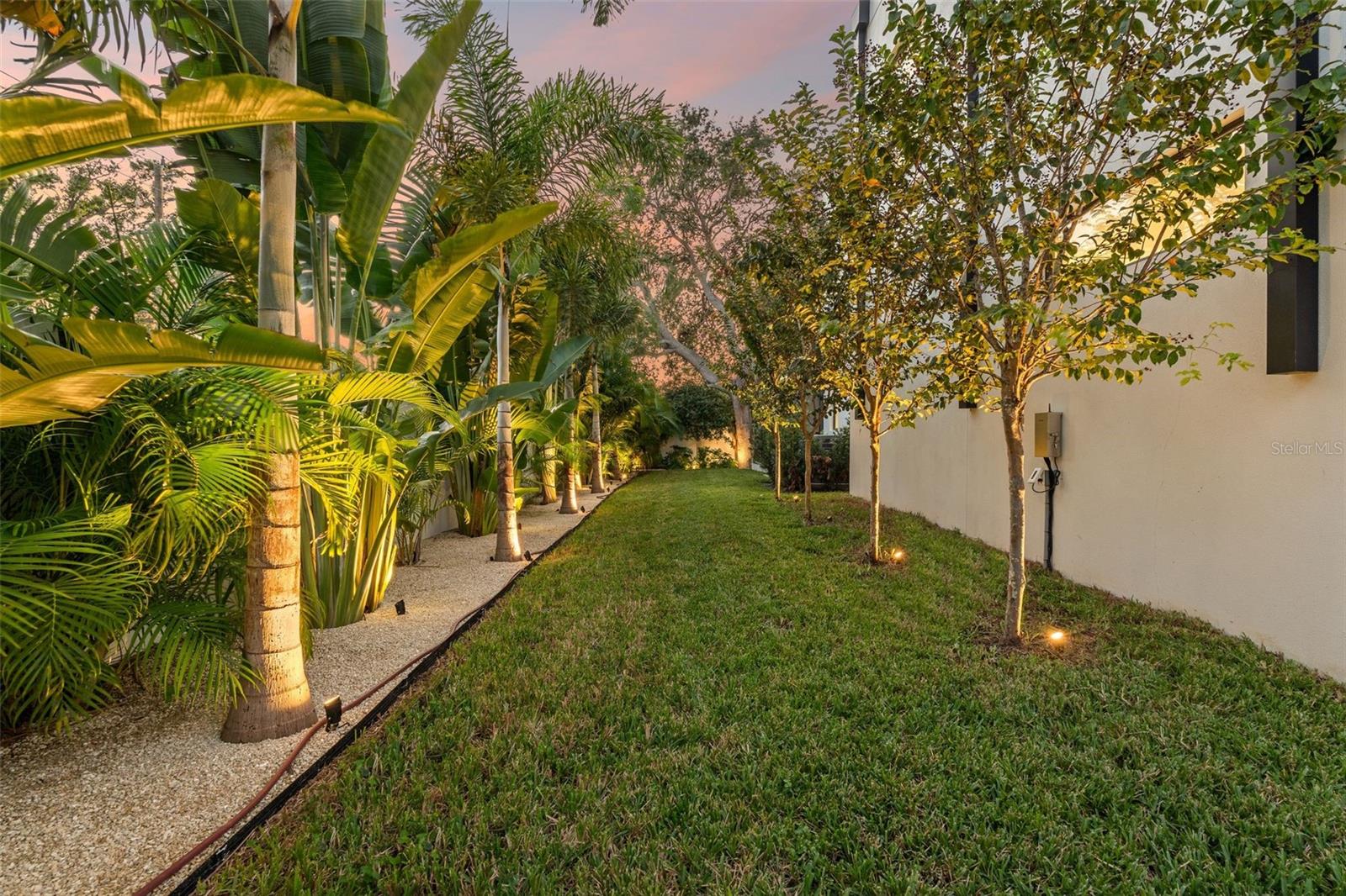 Listing photo id 26 for 1683 Siesta Drive