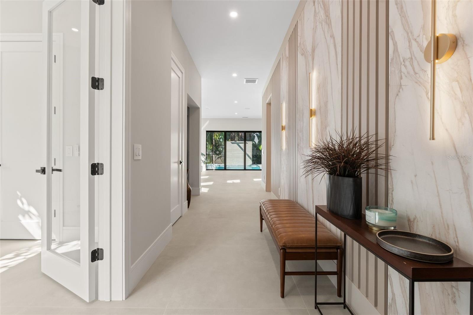 Listing photo id 2 for 1683 Siesta Drive