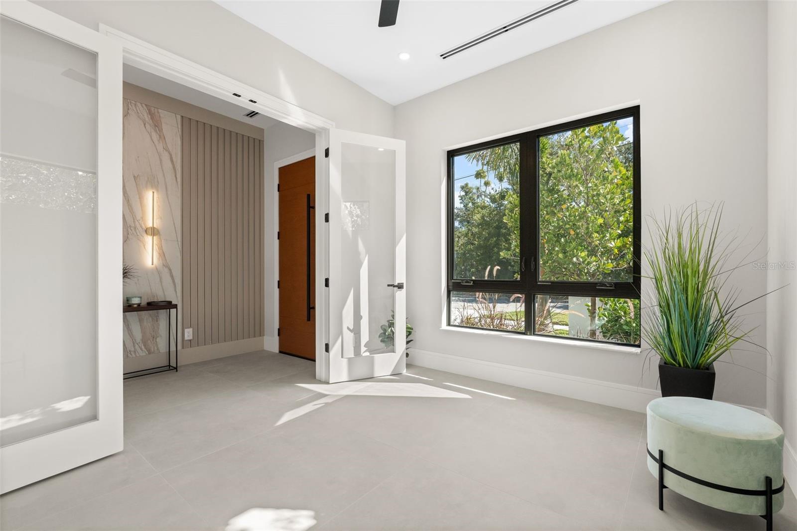 Listing photo id 3 for 1683 Siesta Drive