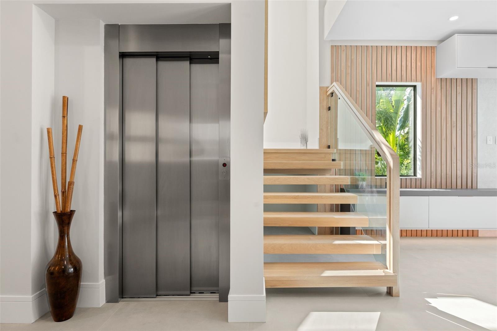 Listing photo id 4 for 1683 Siesta Drive