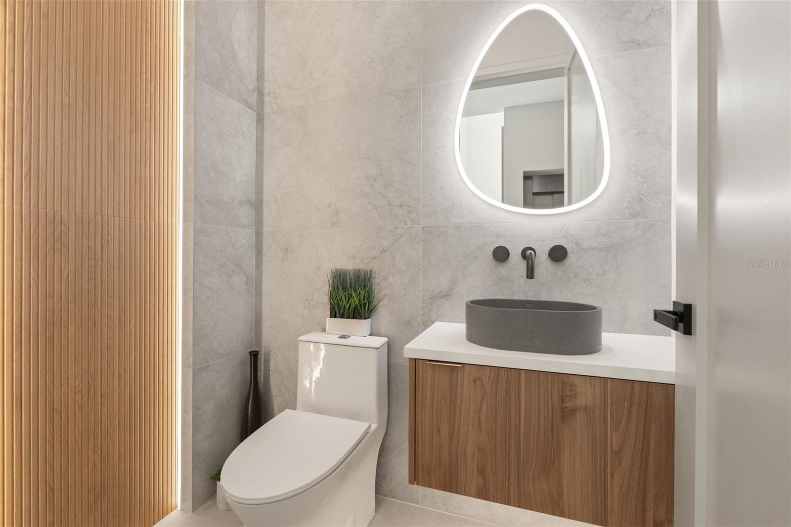 Listing photo id 5 for 1683 Siesta Drive