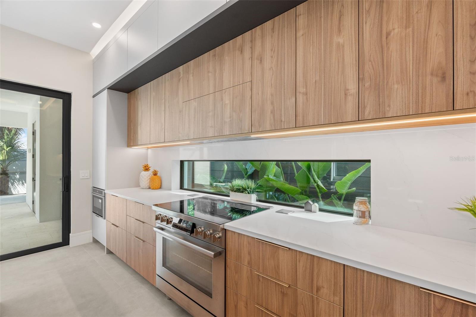 Listing photo id 6 for 1683 Siesta Drive