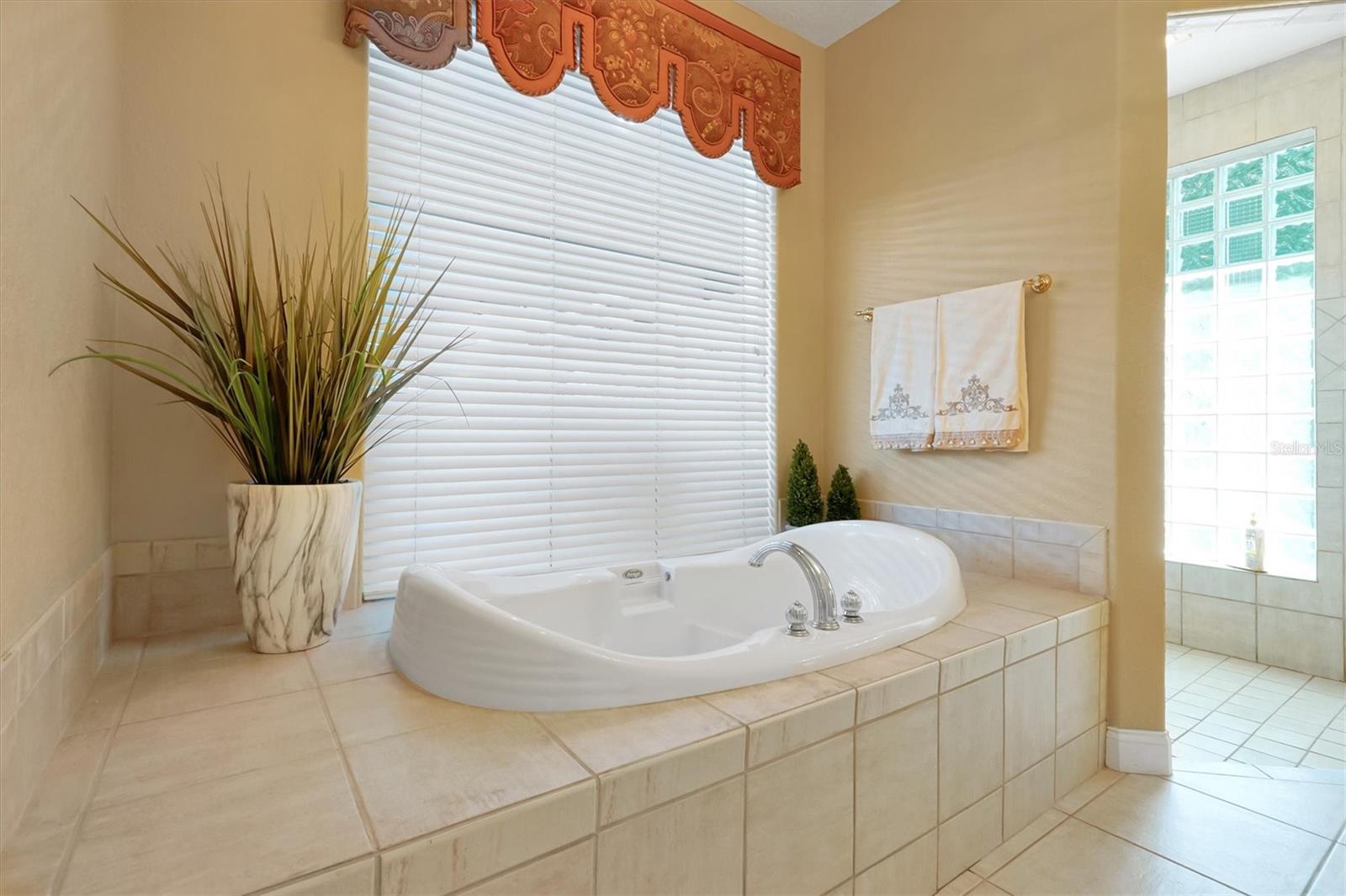 Listing photo id 14 for 4209 Lake Lockhart Drive