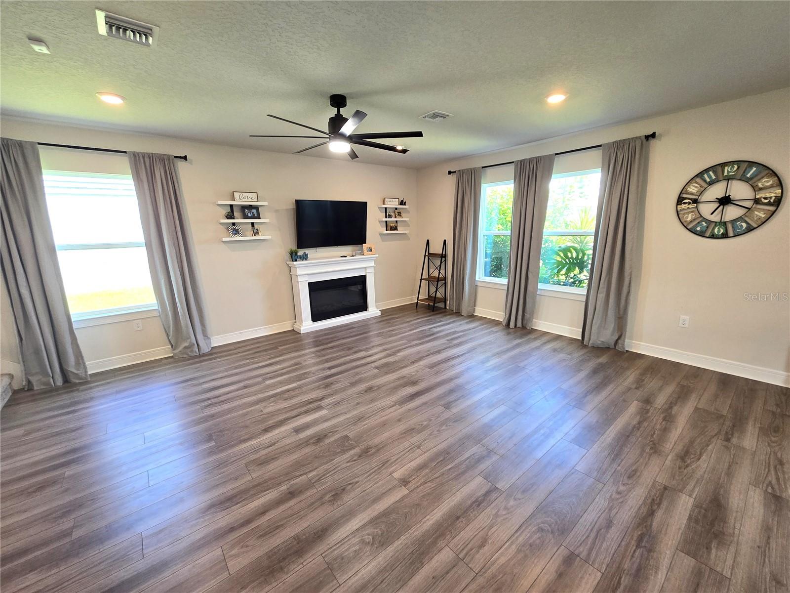 Image 7 of 71 For 8985 Royal River Circle