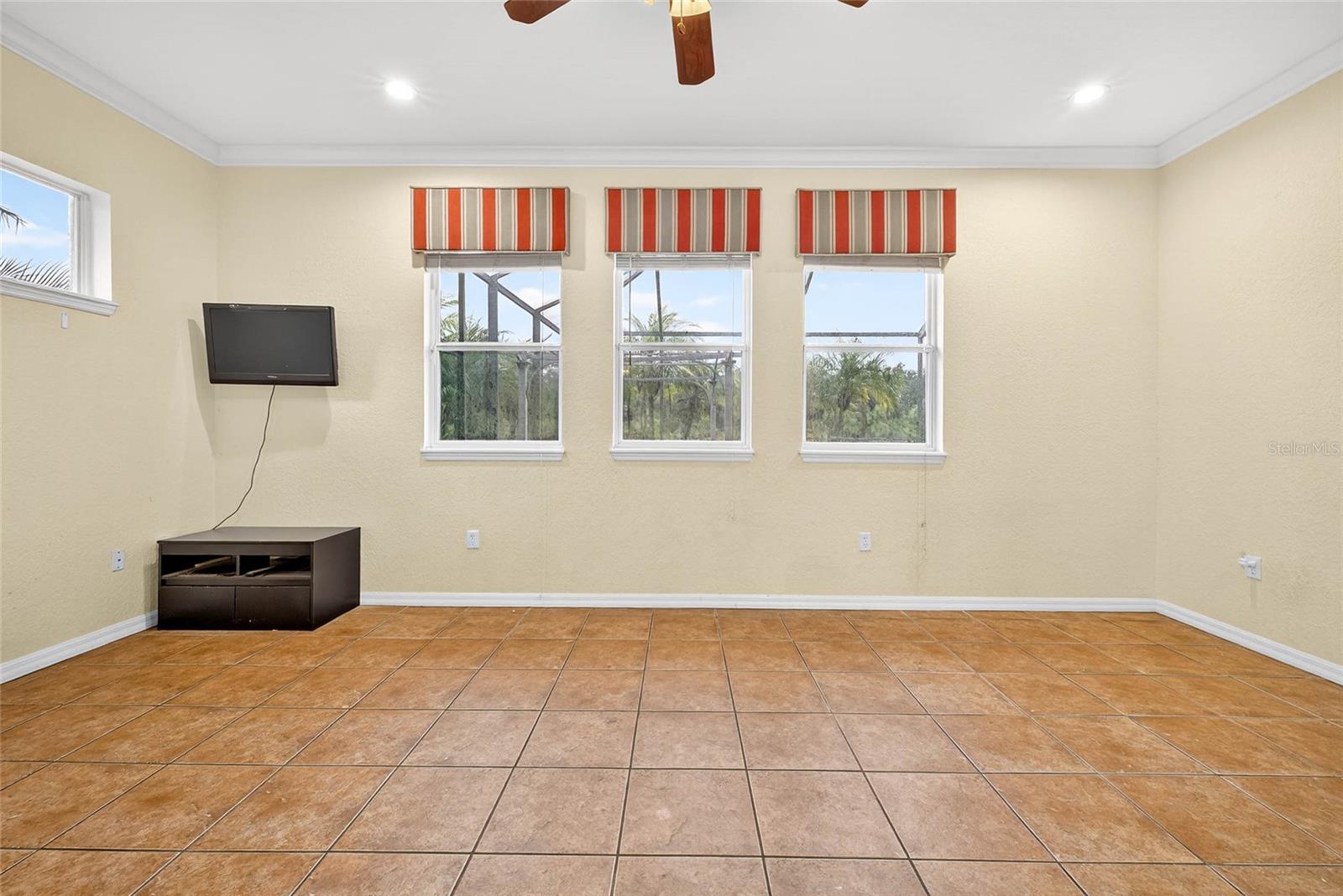 Image 25 of 64 For 14743 1st Avenue E