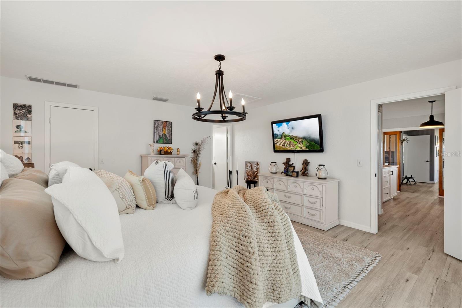 Listing photo id 18 for 2222 Mcclelland Drive