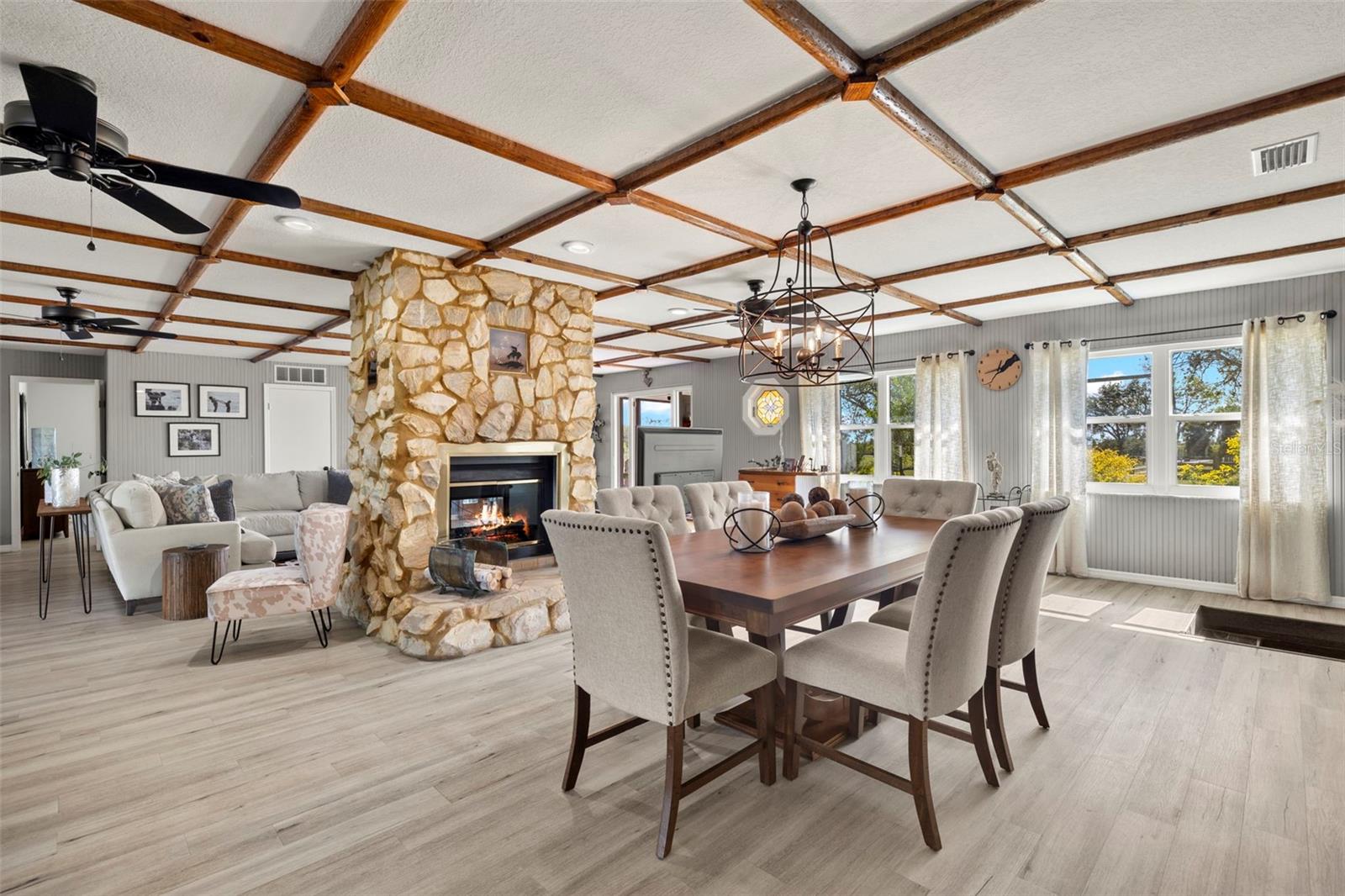 Listing photo id 6 for 2222 Mcclelland Drive