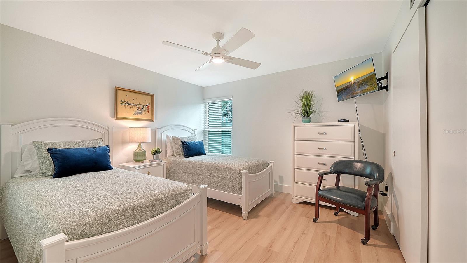 Image 18 of 36 For 5950 Midnight Pass Road 201