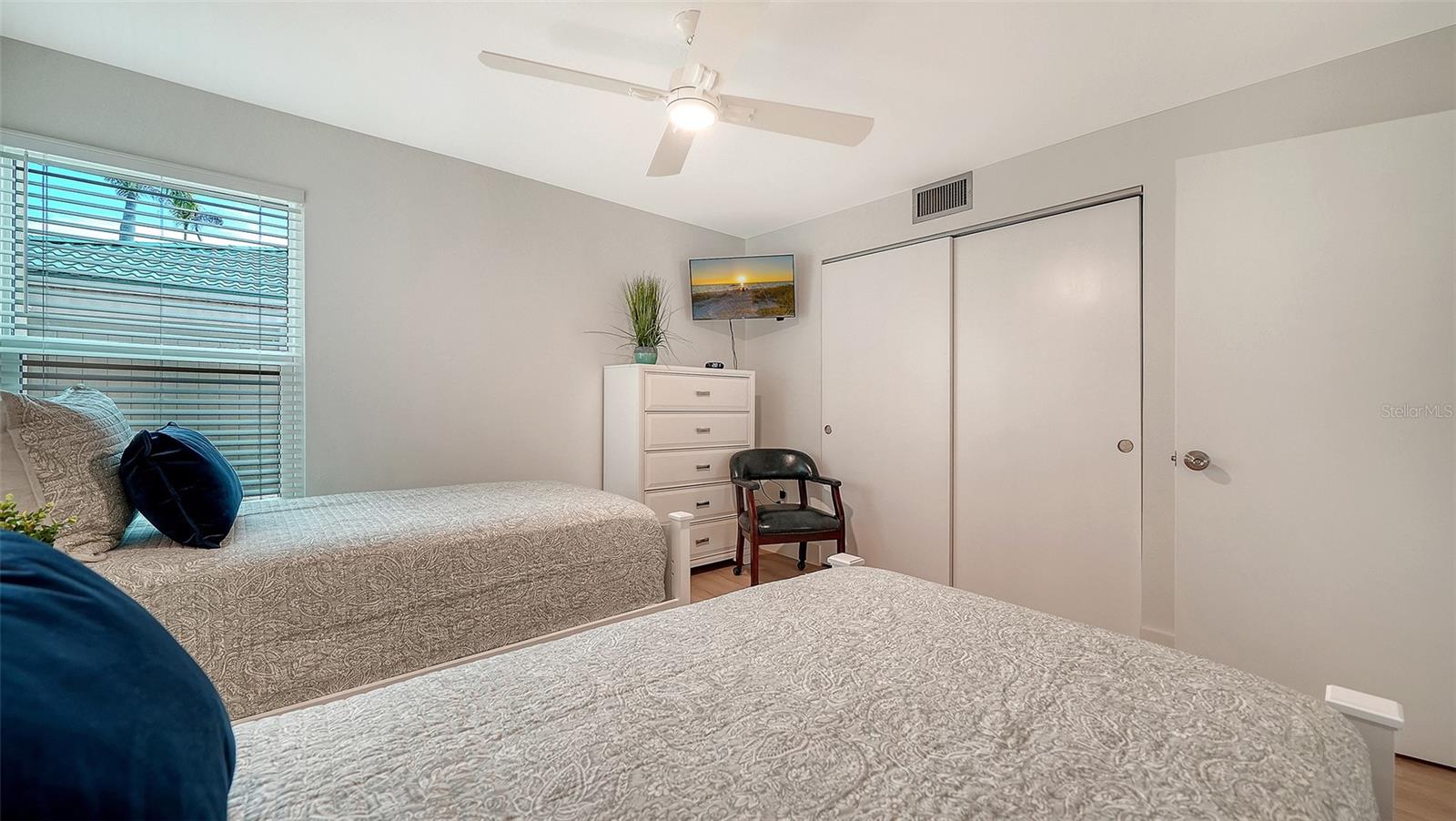 Image 19 of 36 For 5950 Midnight Pass Road 201