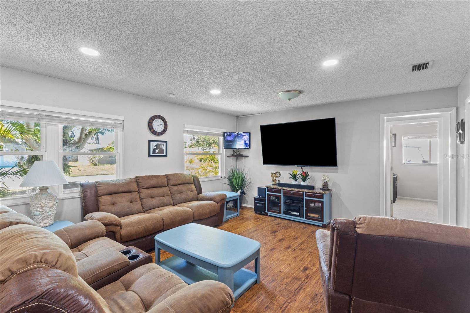 Image 4 of 34 For 3103 Norwich Drive W