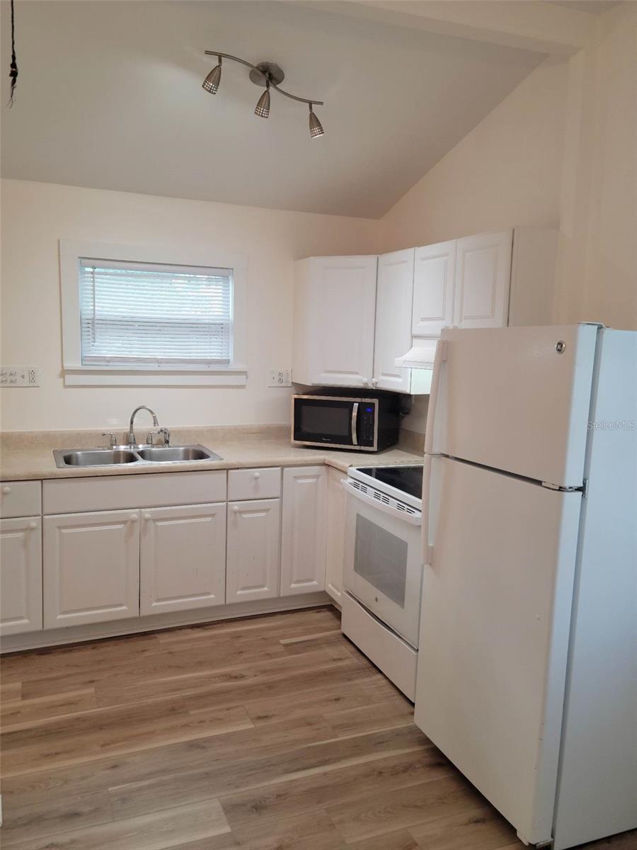 Image 2 of 6 For 1751 Fruitville Road Garage