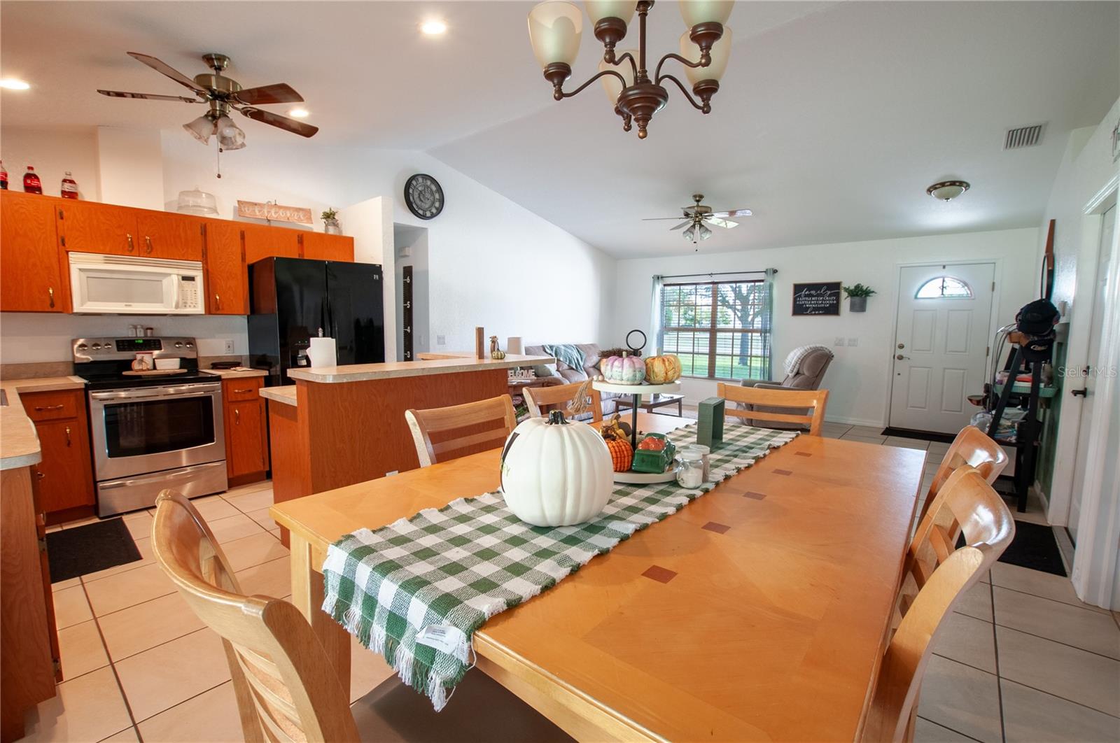 Listing photo id 3 for 2100 Diamond K Street