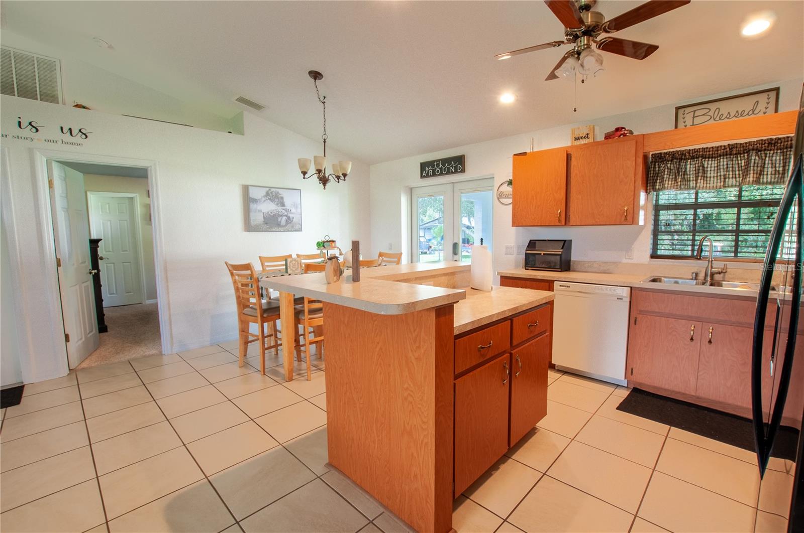 Listing photo id 4 for 2100 Diamond K Street