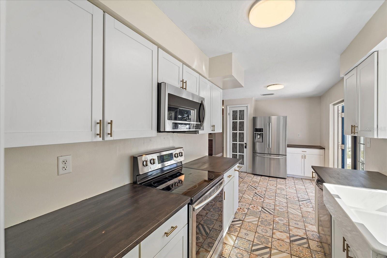 Listing photo id 9 for 3647 Bali Drive