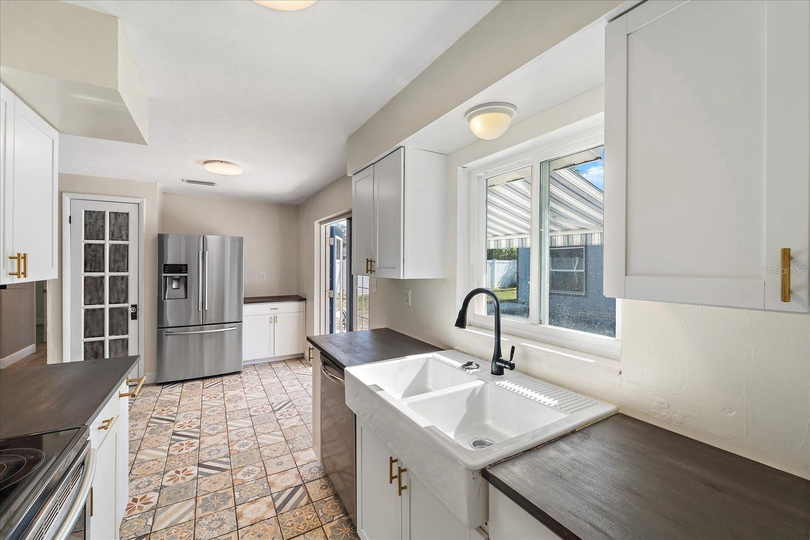 Listing photo id 10 for 3647 Bali Drive