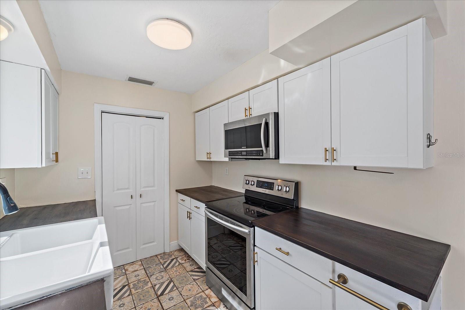 Listing photo id 11 for 3647 Bali Drive