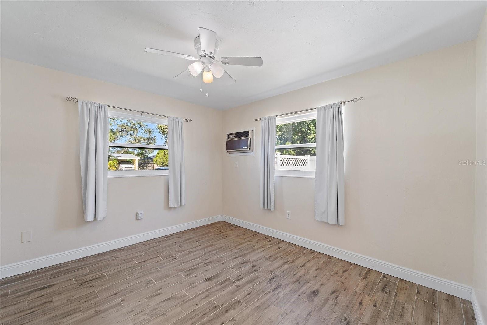 Listing photo id 21 for 3647 Bali Drive