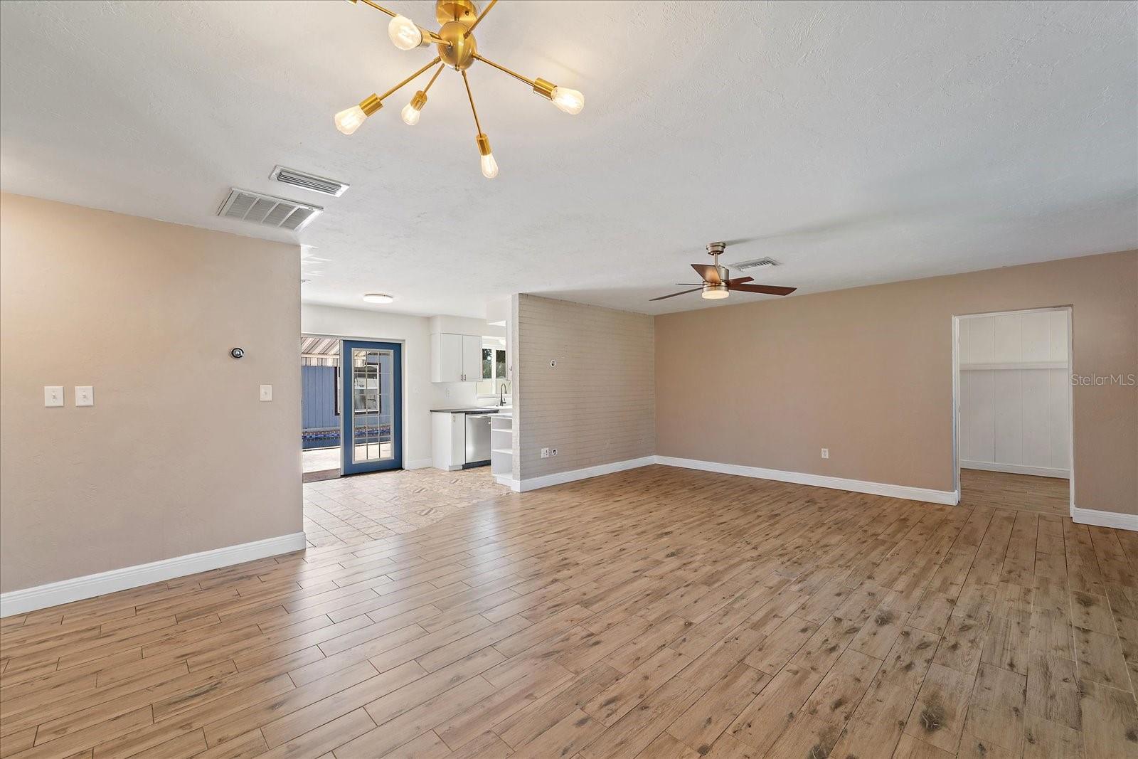 Listing photo id 3 for 3647 Bali Drive