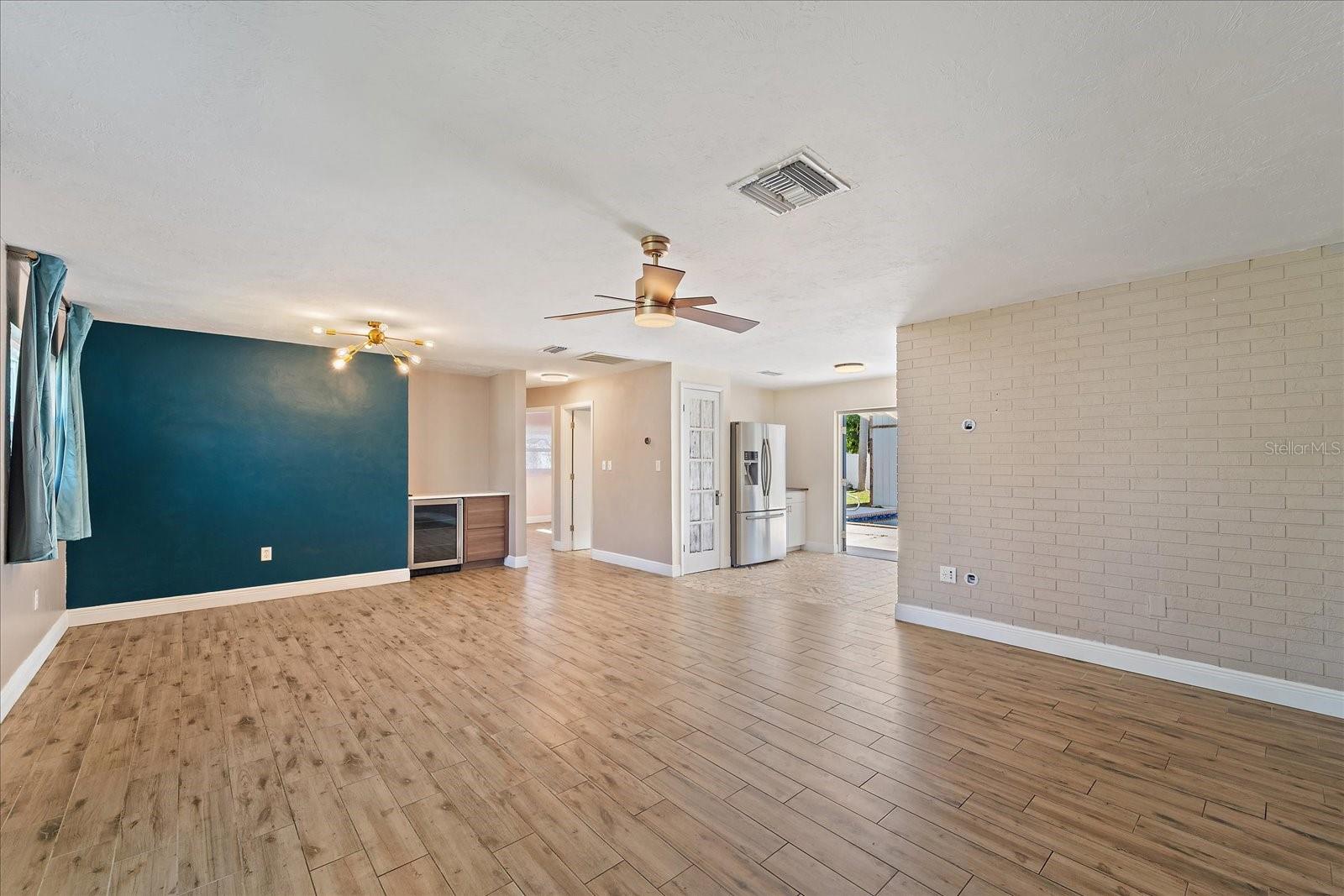 Listing photo id 4 for 3647 Bali Drive