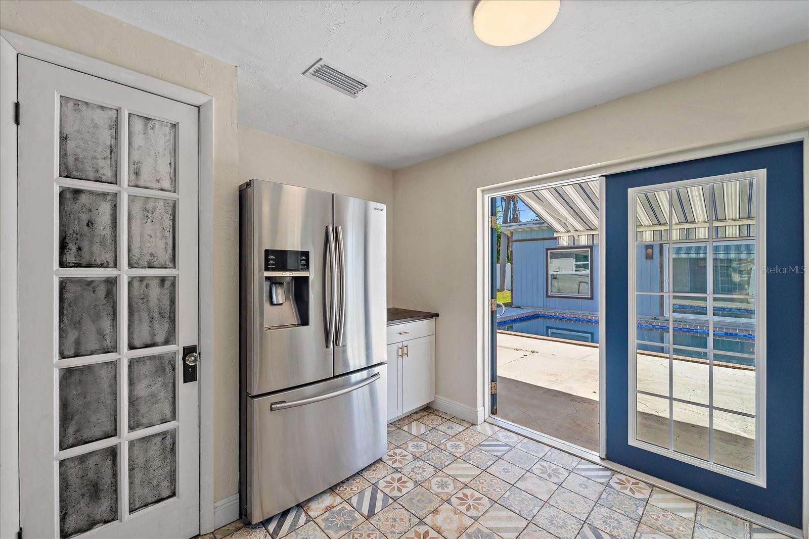 Listing photo id 5 for 3647 Bali Drive