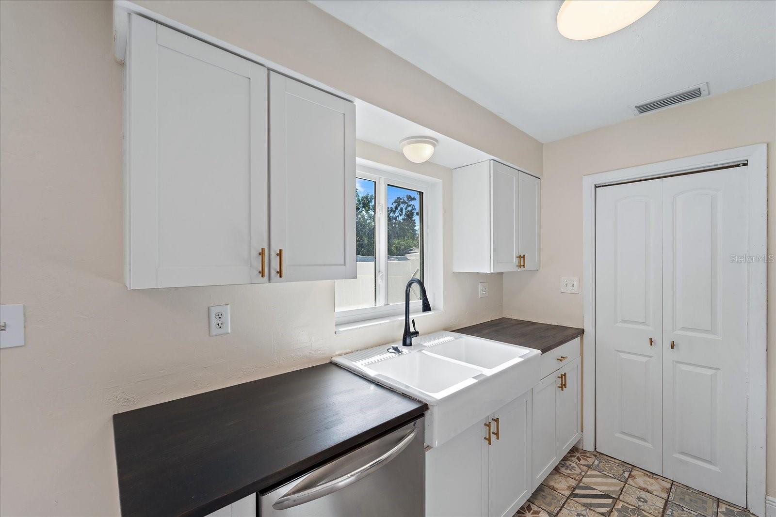 Listing photo id 6 for 3647 Bali Drive