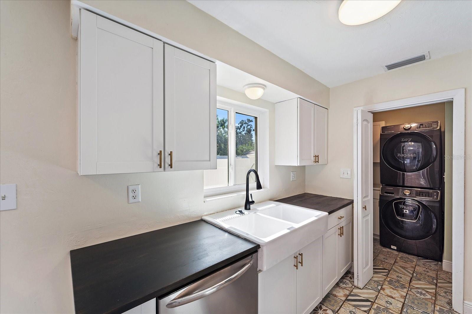 Listing photo id 7 for 3647 Bali Drive