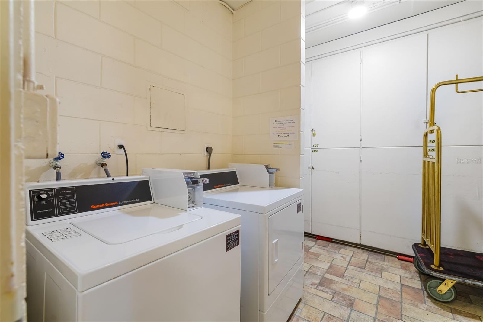 Image 40 of 85 For 8630 Midnight Pass Road 108a