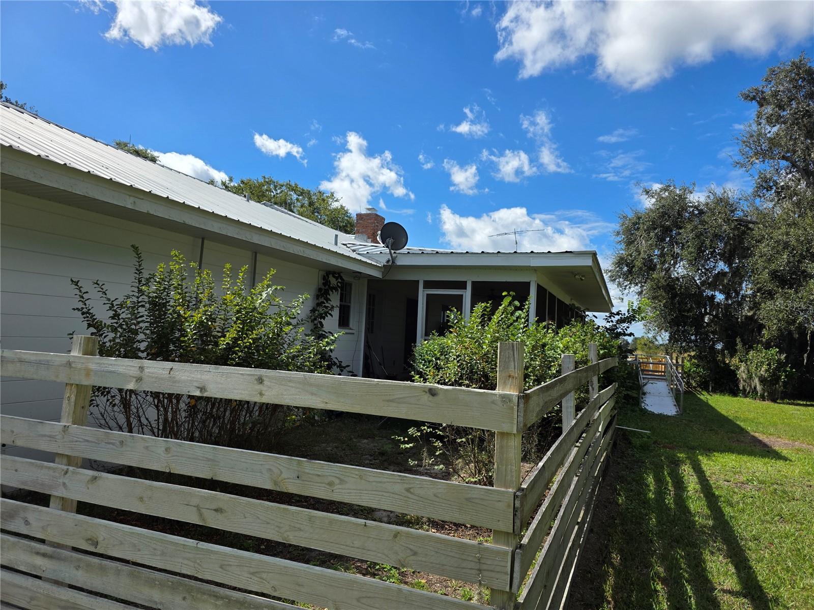 Image 10 of 28 For 2011 County Line Road E