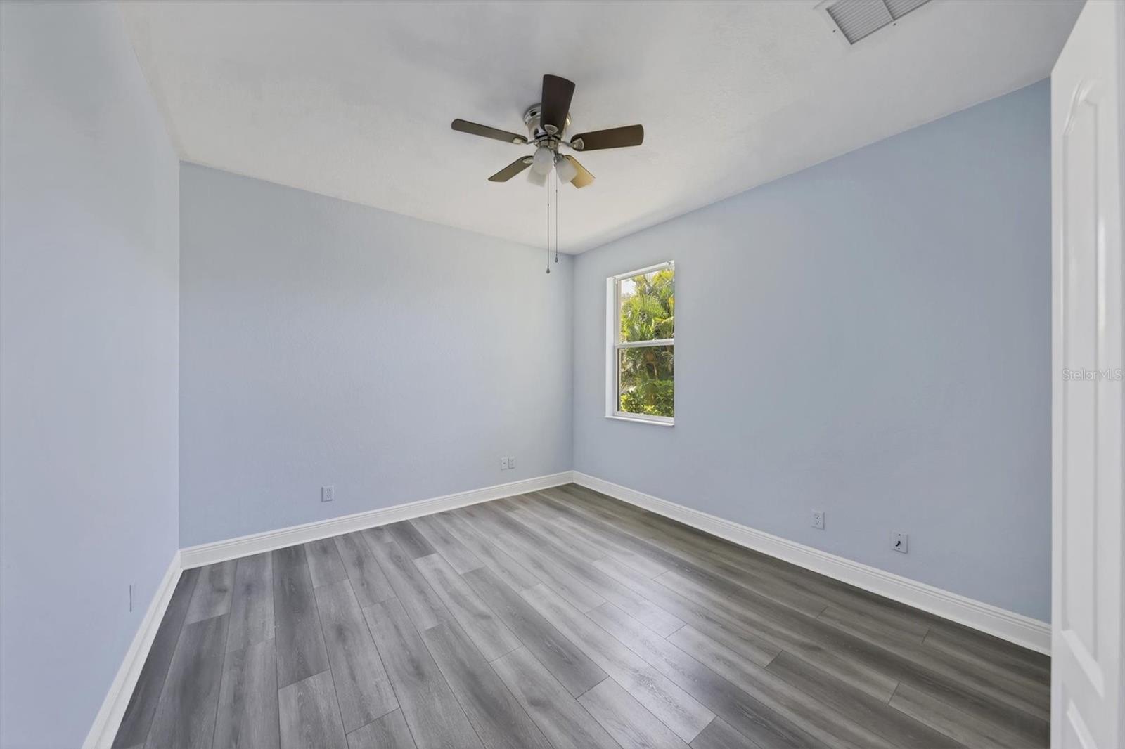 Image 19 of 33 For 1138 Hoover Street