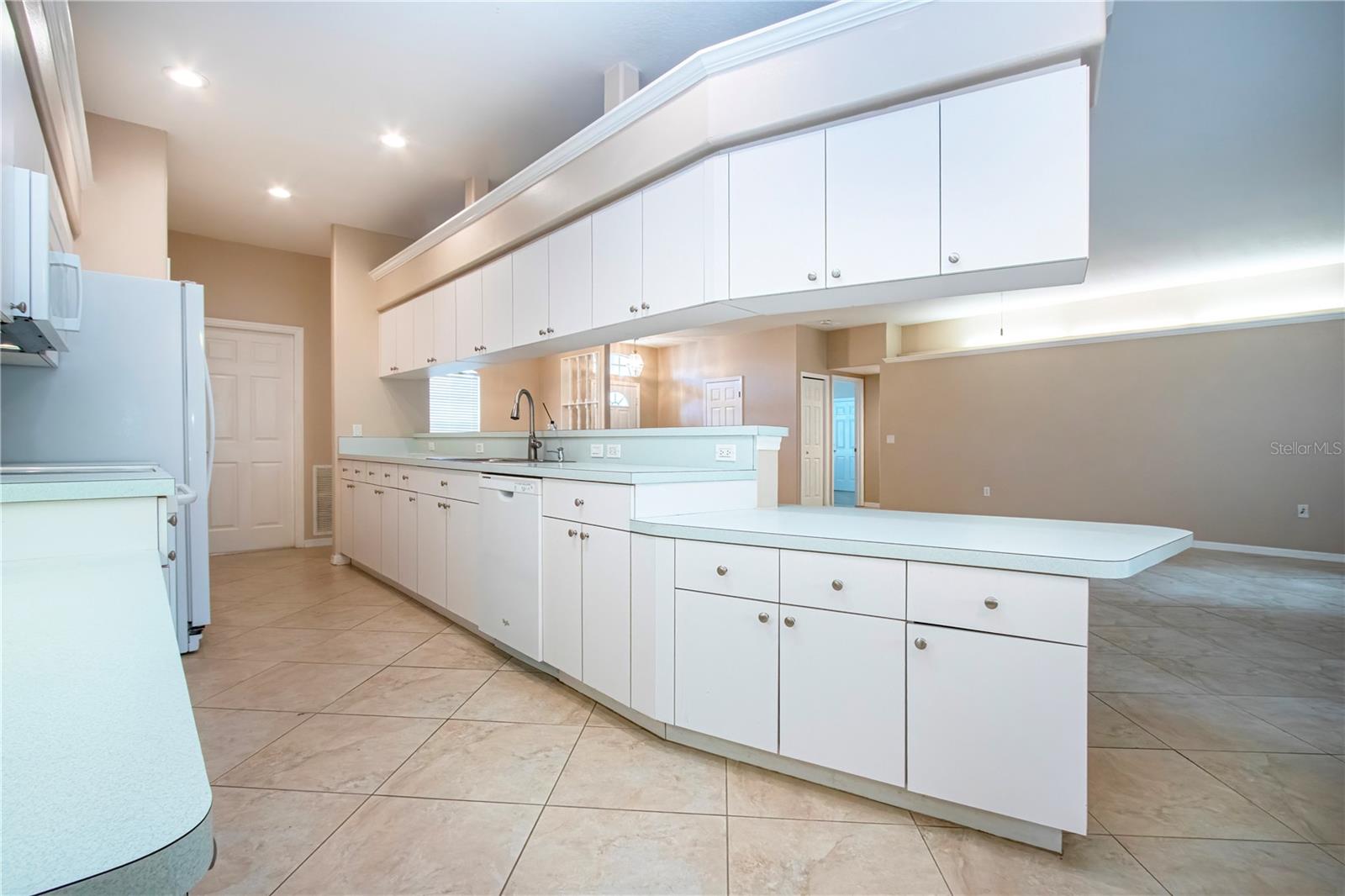 Image 15 of 49 For 2117 Huntington Avenue