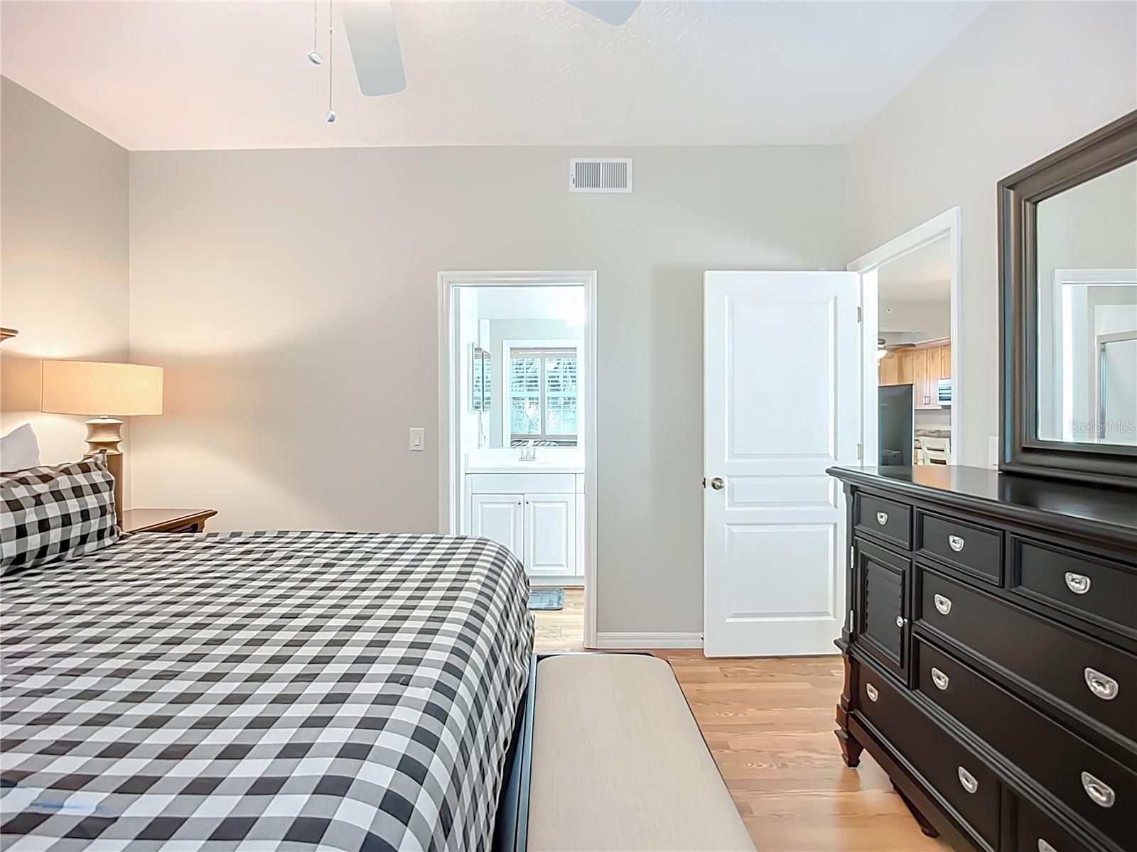 Image 21 of 45 For 8355 Glenrose Way 112