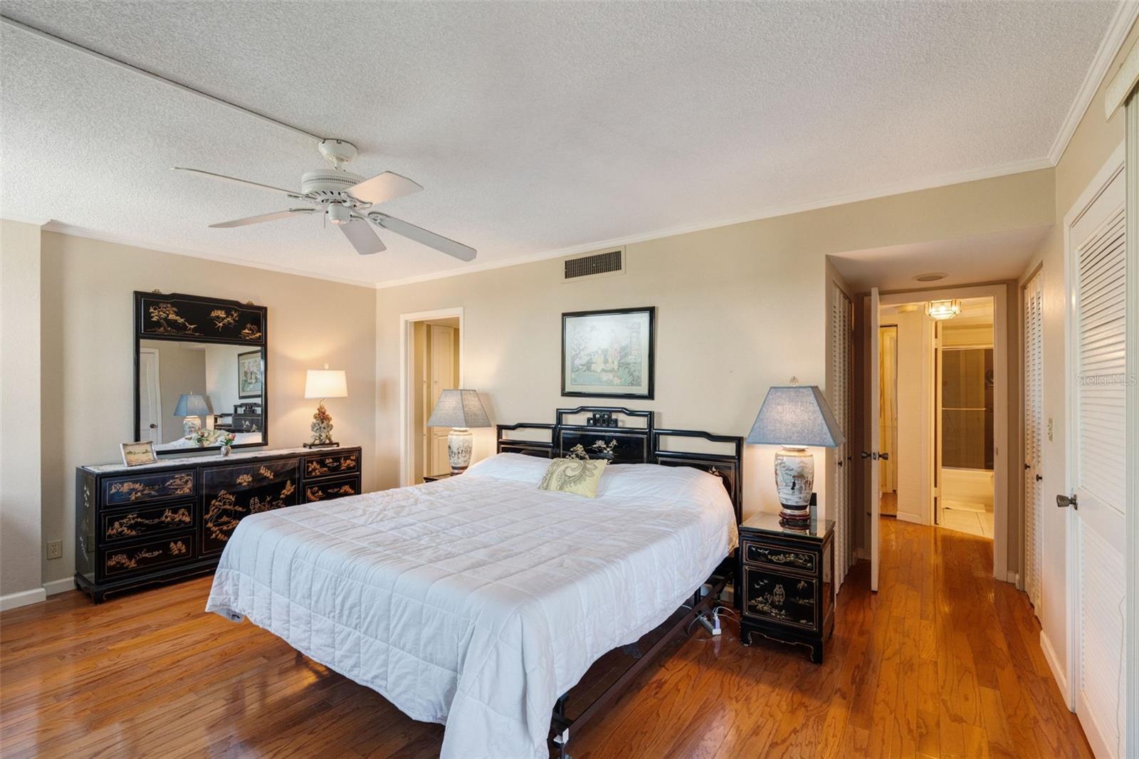 Image 14 of 40 For 5855 Midnight Pass Road 318