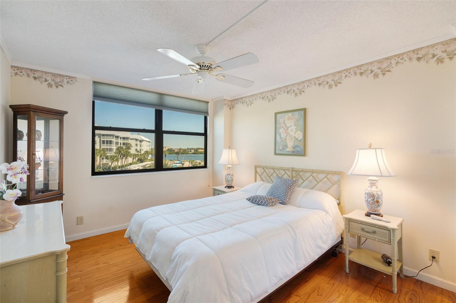 Image 19 of 40 For 5855 Midnight Pass Road 318