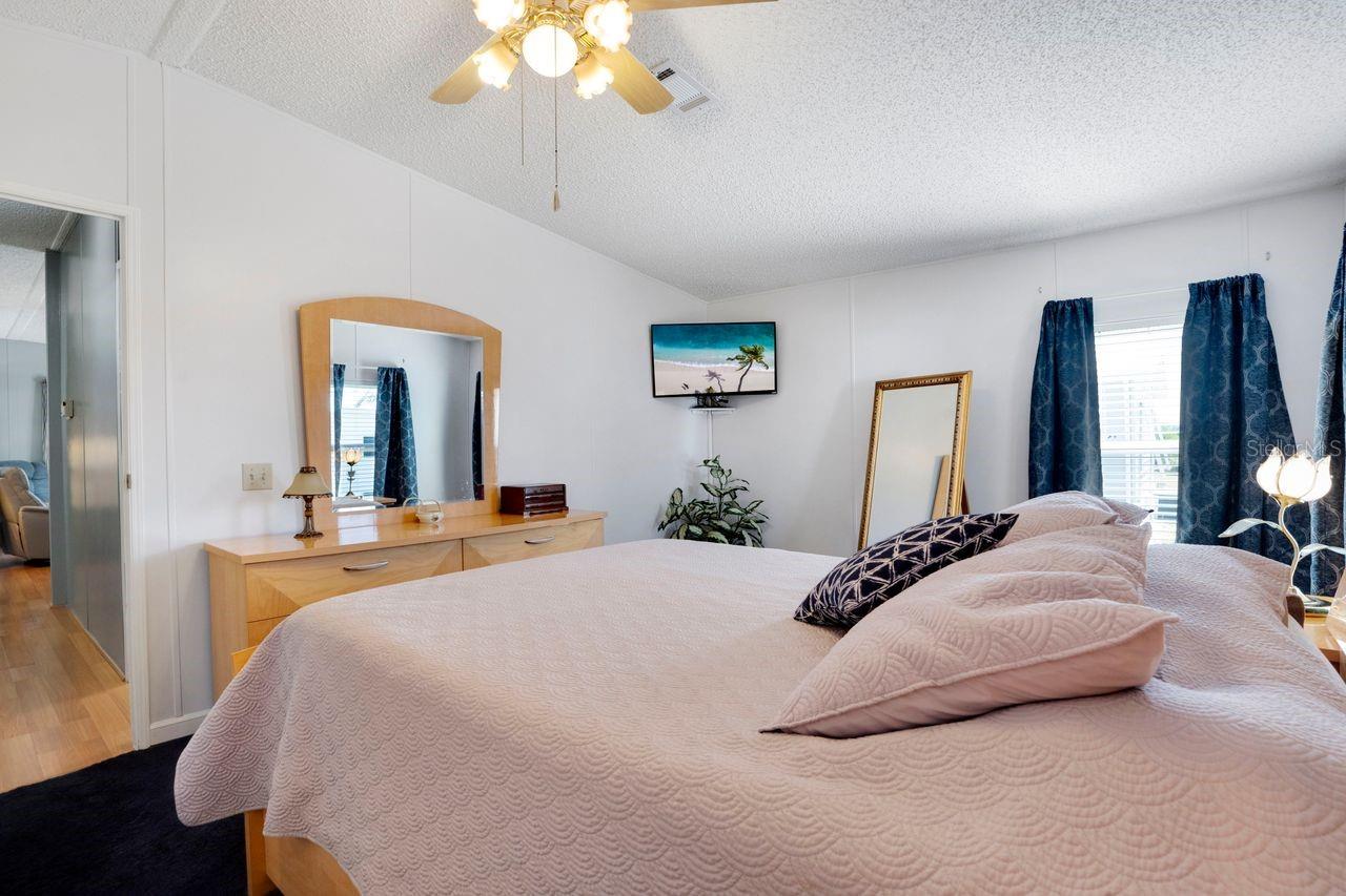 Image 17 of 40 For 709 Riverview Circle