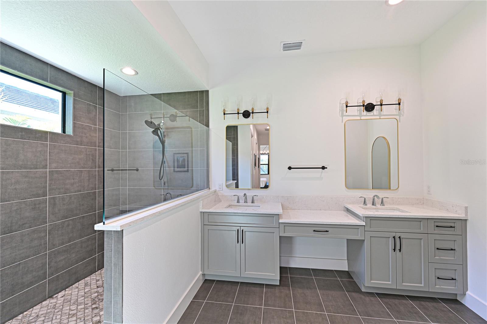 Image 21 of 44 For 8013 Clearwater Court