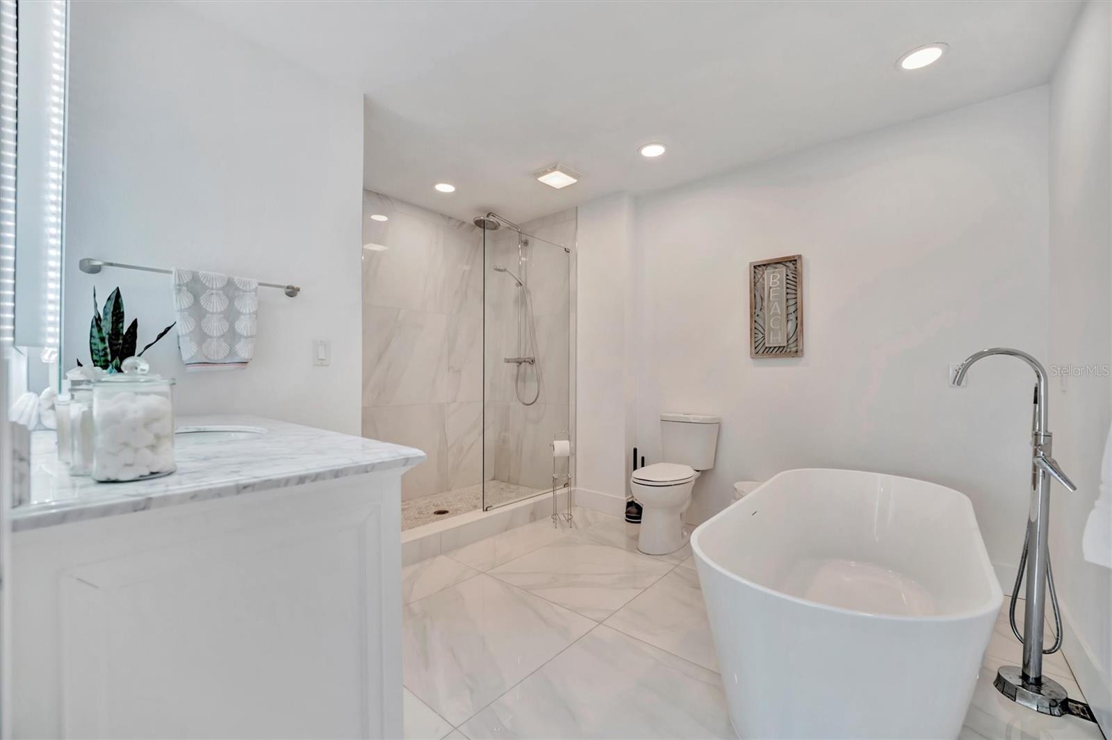 Image 23 of 43 For 567 Venice Lane