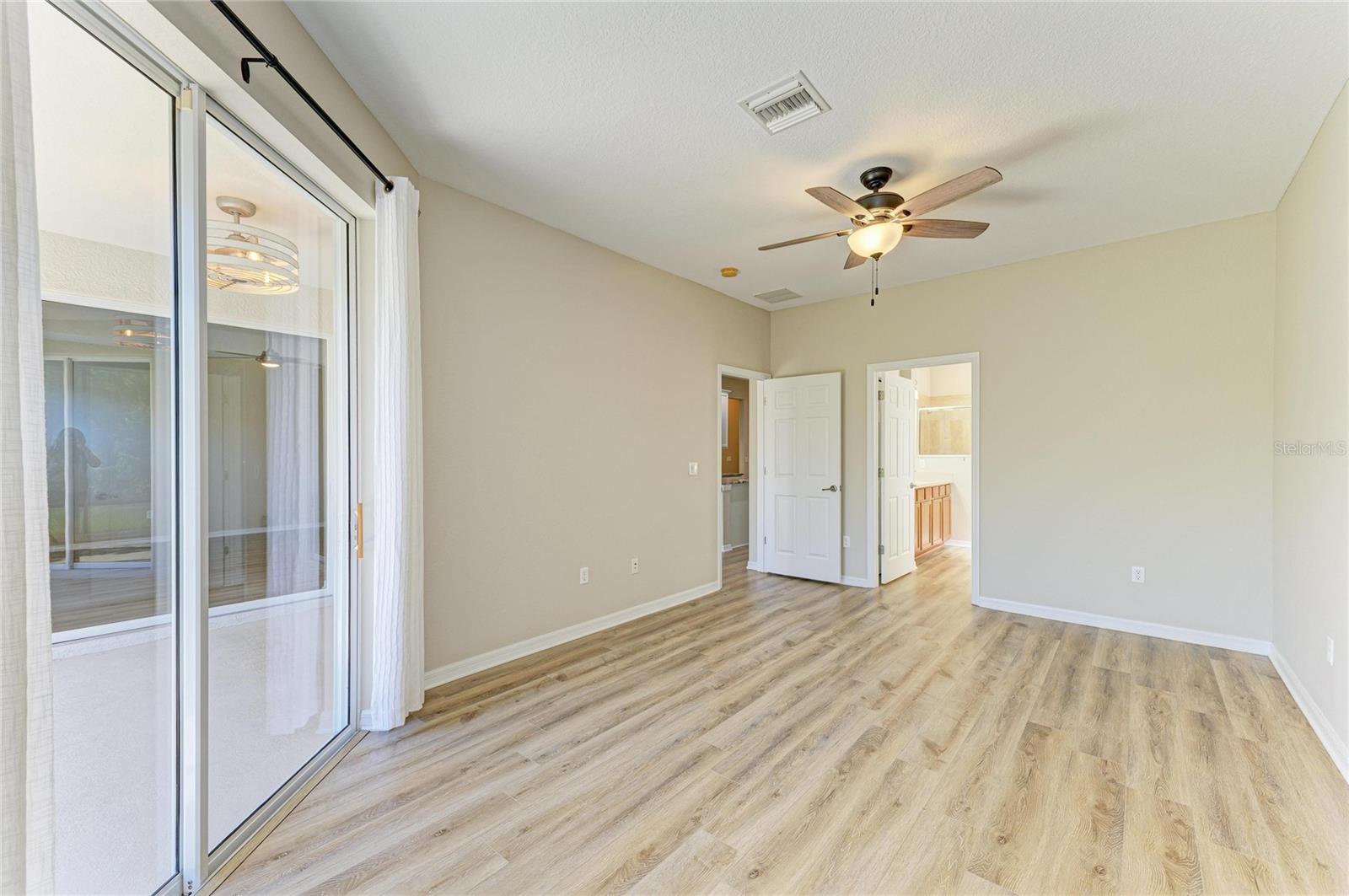 Image 24 of 63 For 350 River Enclave Court