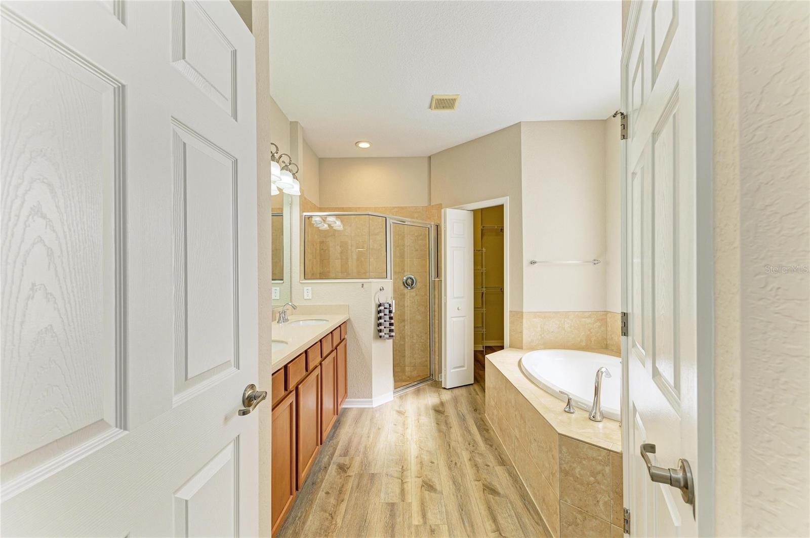 Image 25 of 63 For 350 River Enclave Court