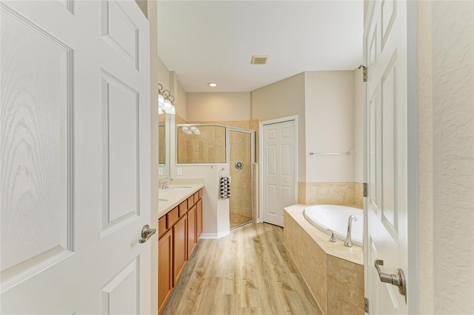 Image 26 of 63 For 350 River Enclave Court