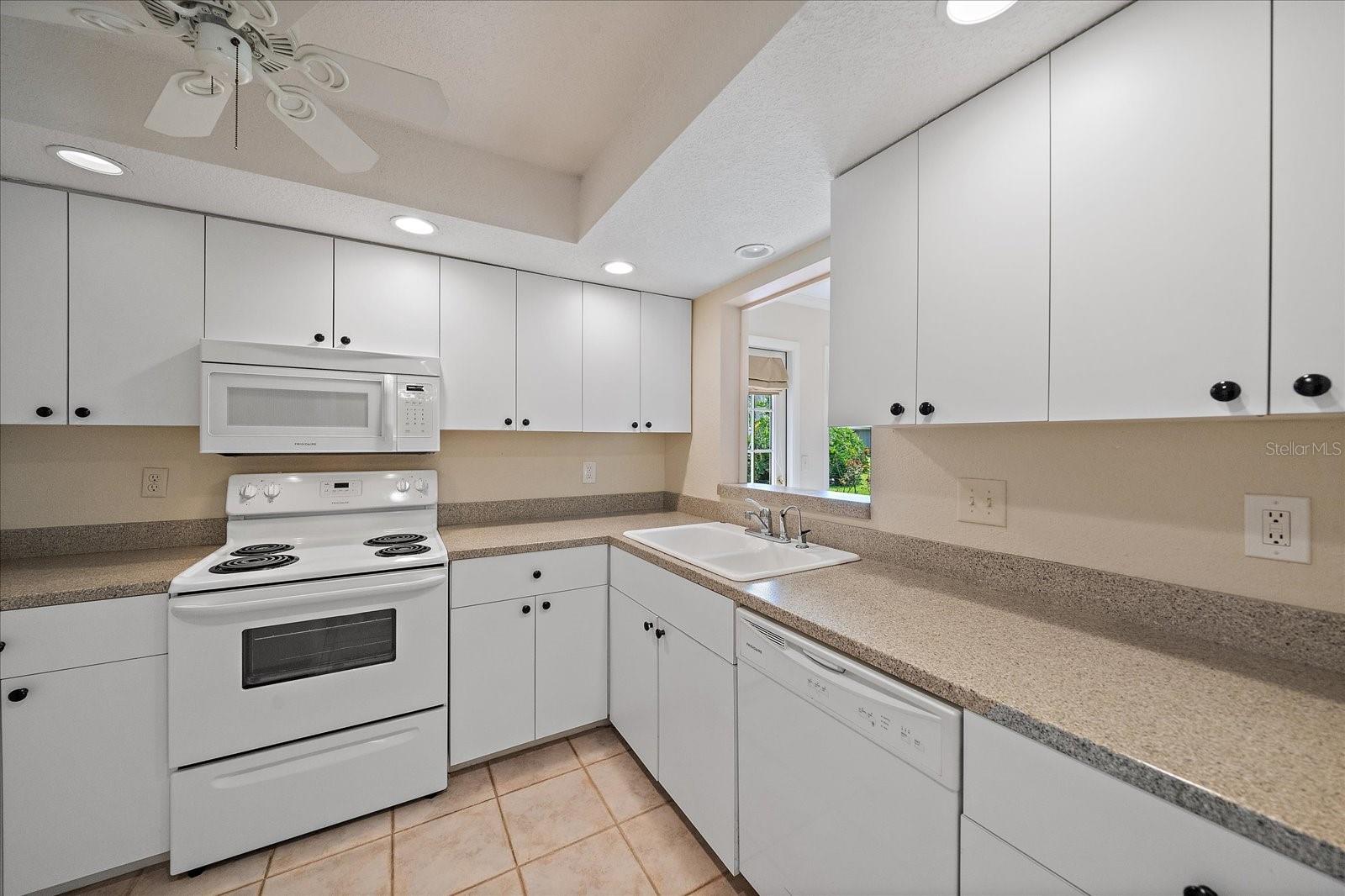 Image 10 of 33 For 1349 Grand Boulevard 1006