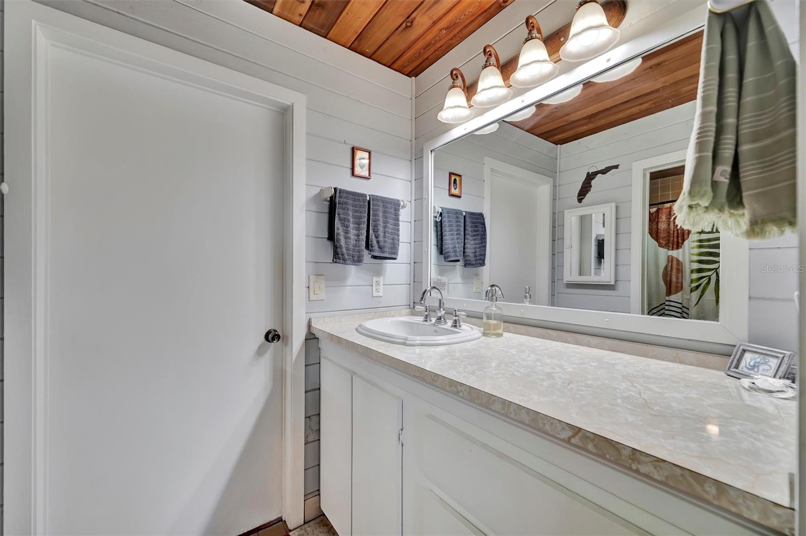 Image 33 of 98 For 1841 Bayshore Drive