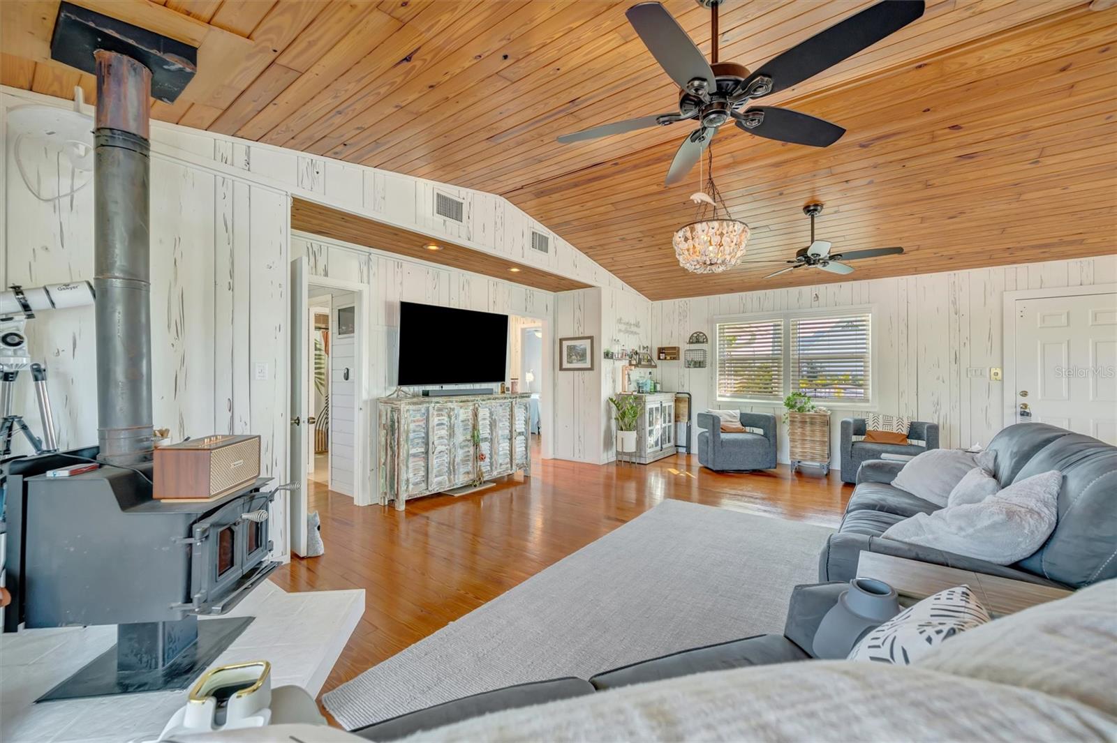 Image 6 of 98 For 1841 Bayshore Drive