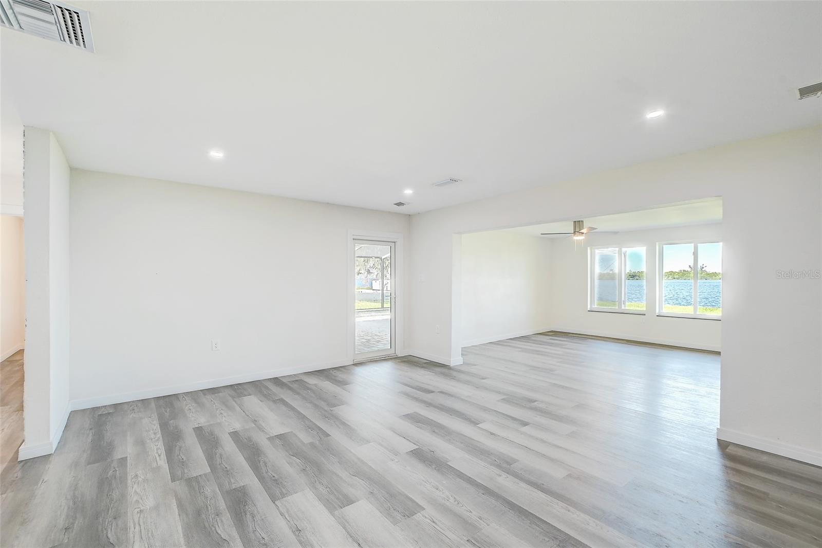 Image 7 of 45 For 4867 Riverside Drive