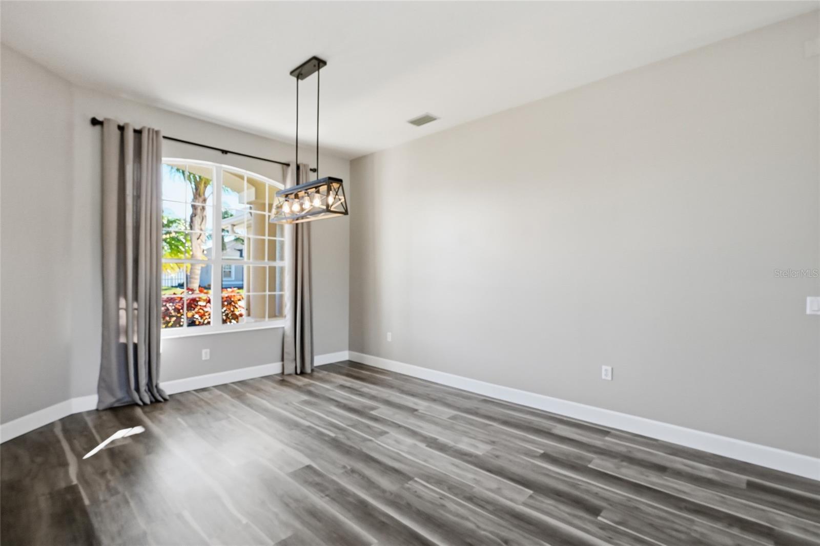 Image 24 of 43 For 574 Planters Manor Way