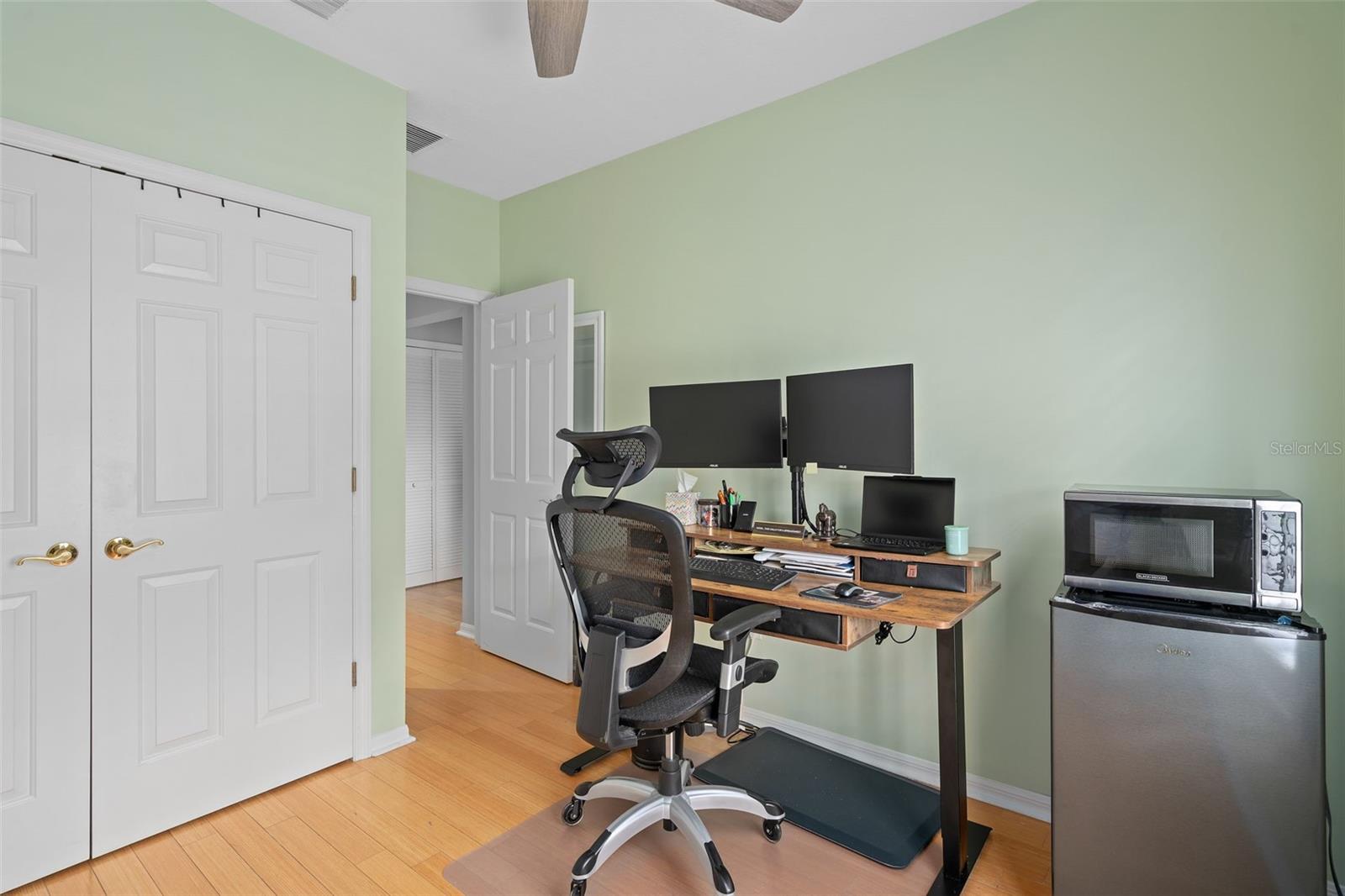 Image 21 of 38 For 923 Greenlawn Street