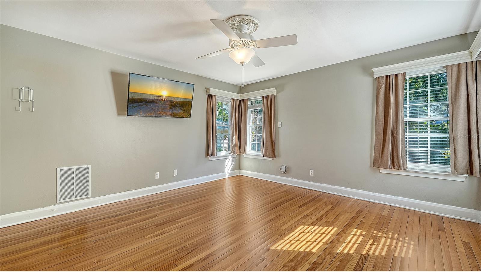 Image 13 of 45 For 121 24th Street W