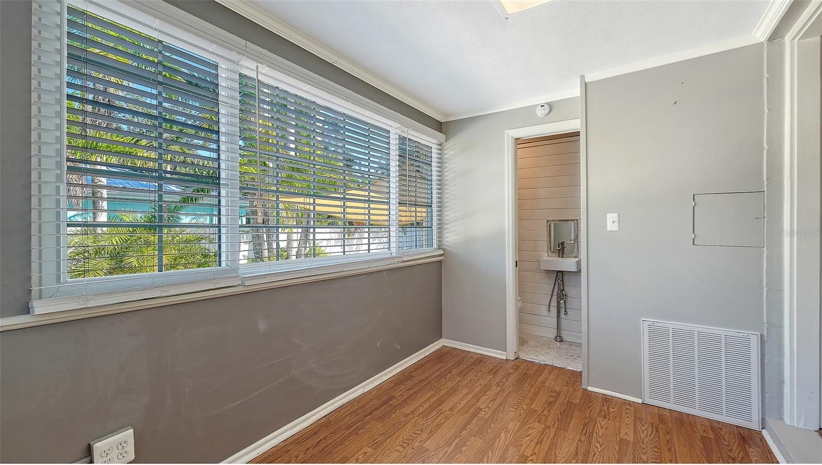 Image 26 of 45 For 121 24th Street W