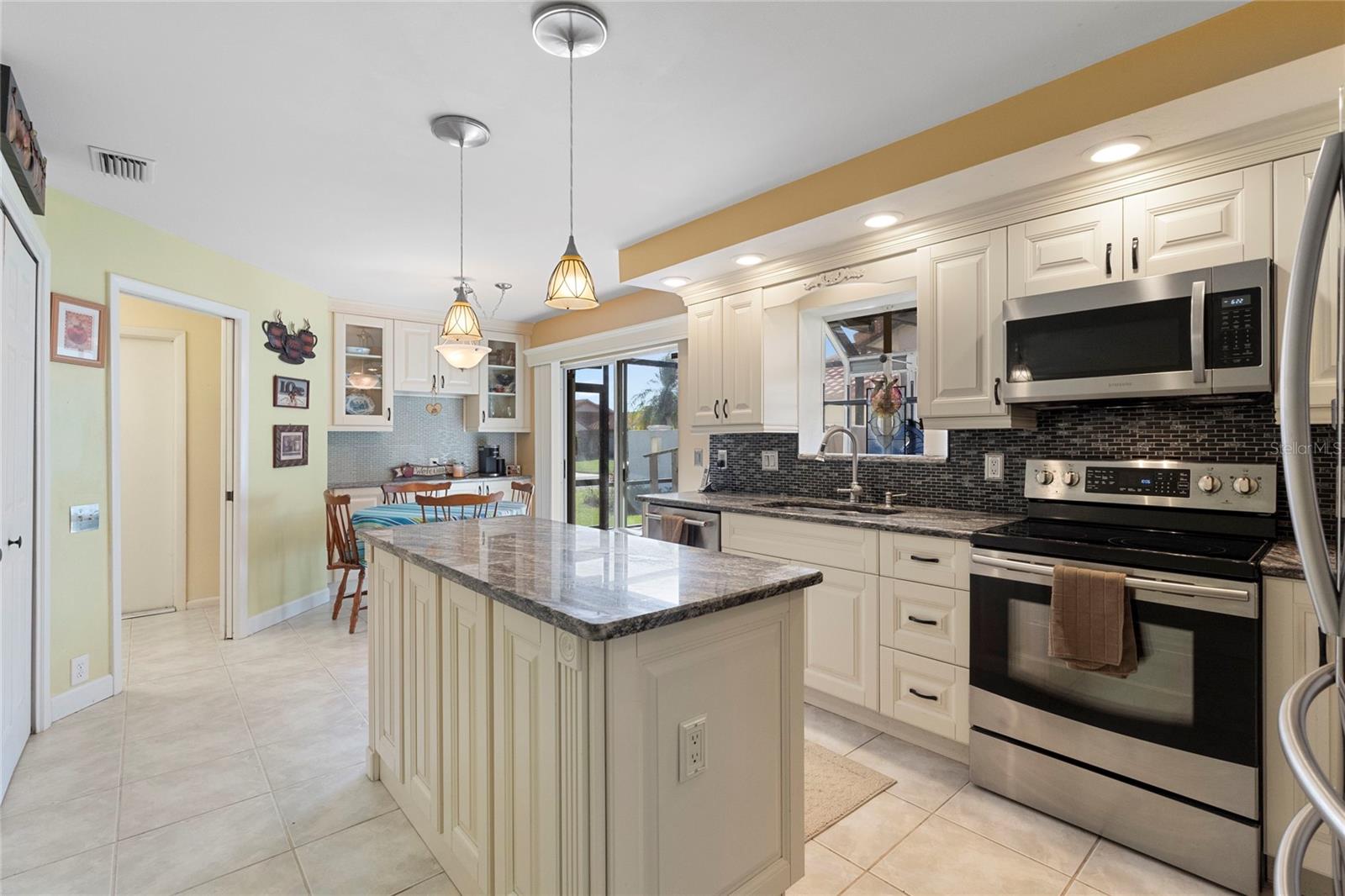 Image 21 of 49 For 4966 Clubview Court E